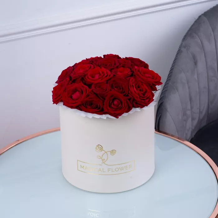 Букет из 21 красной розы premium в кремовой шляпной коробке