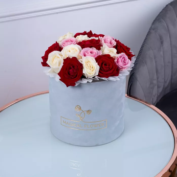 Букет из 19 разноцветных роз premium в серой бархатной шляпной коробке