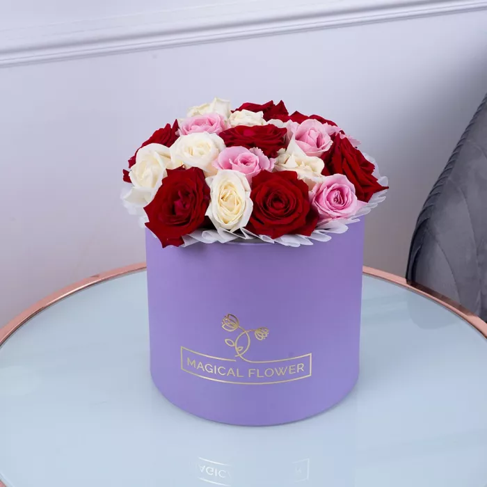 Букет из 19 разноцветных роз premium в фиолетовой шляпной коробке