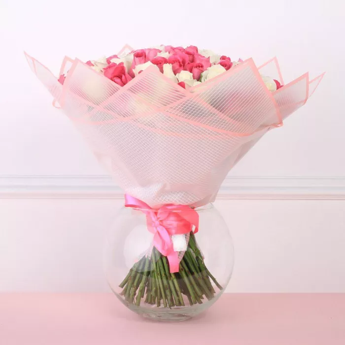 Букет из 101 розовой и белой розы