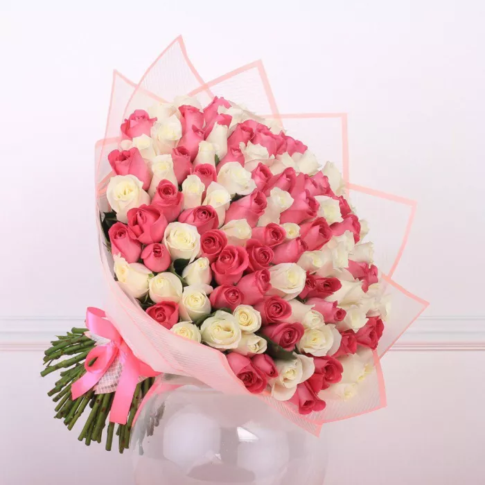 Букет из 101 розовой и белой розы