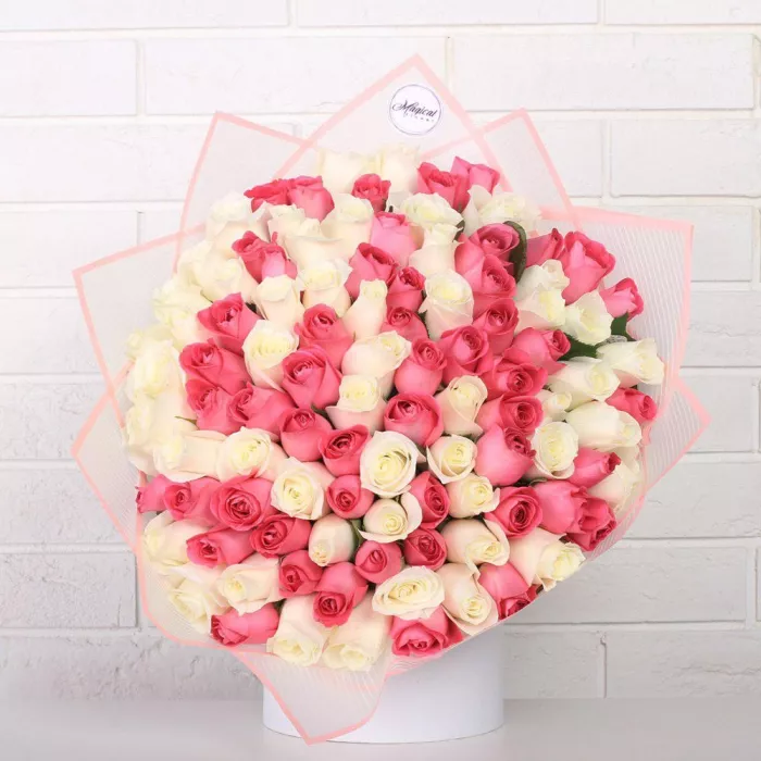 Букет из 101 розовой и белой розы