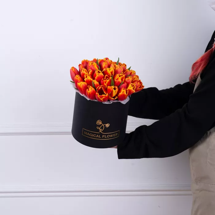 35 огненных тюльпан в черной шляпной коробке