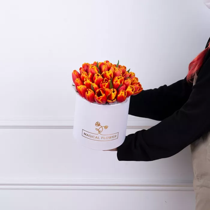 35 огненных тюльпан в белой шляпной коробке