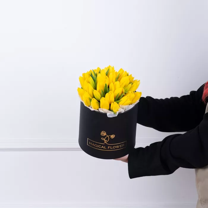 35 желтых тюльпан в черной шляпной коробке
