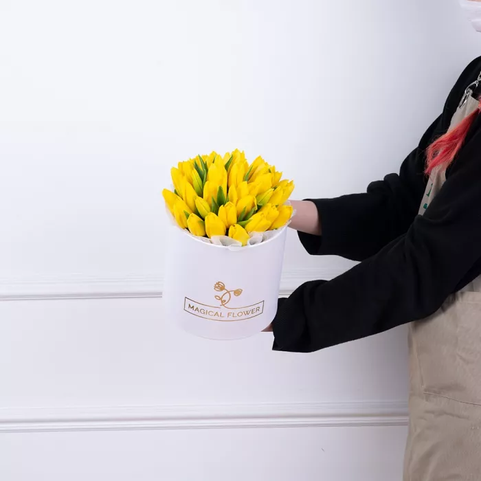 35 желтых тюльпан в белой шляпной коробке