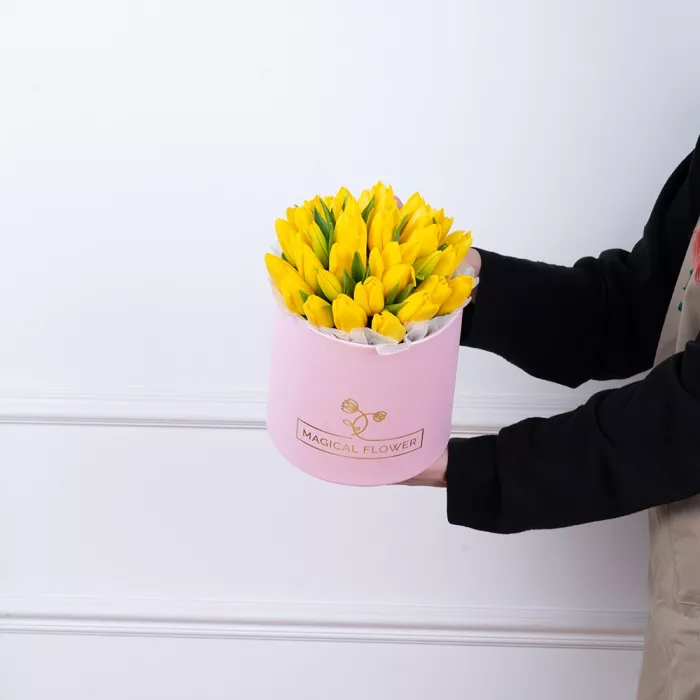35 желтых тюльпан в розовой шляпной коробке