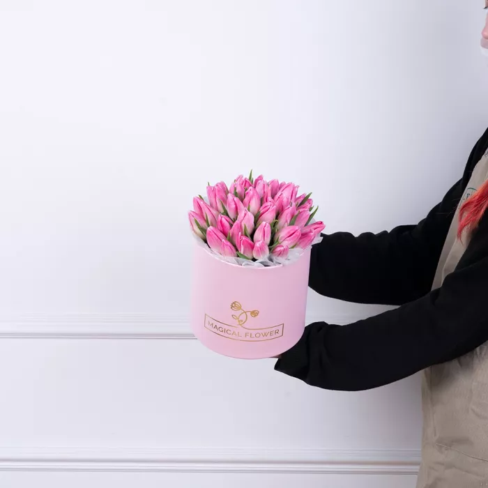 35 розовых тюльпан в розовой шляпной коробке