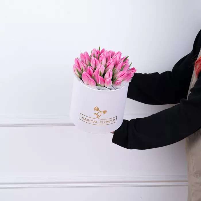 35 розовых тюльпан в белой шляпной коробке