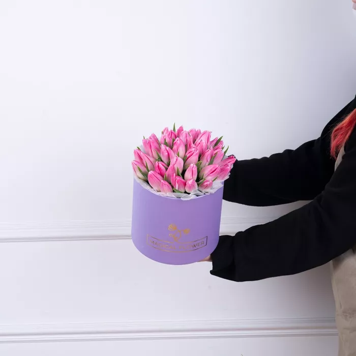 35 розовых тюльпан в фиолетовой шляпной коробке