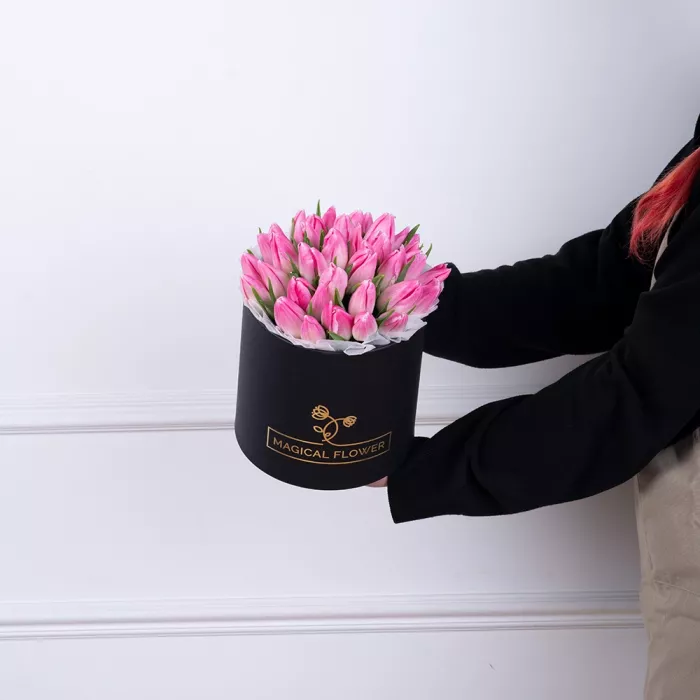 35 розовых тюльпан в черной шляпной коробке