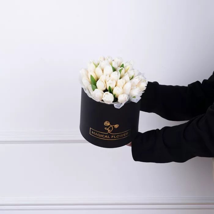 35 белых тюльпан в черной шляпной коробке