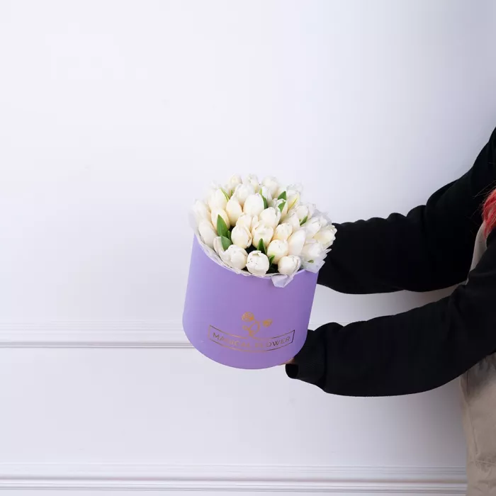 35 белых тюльпан в фиолетовой шляпной коробке