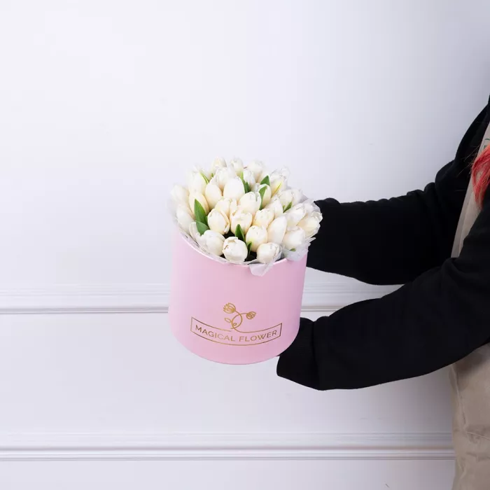 35 белых тюльпан в розовой шляпной коробке