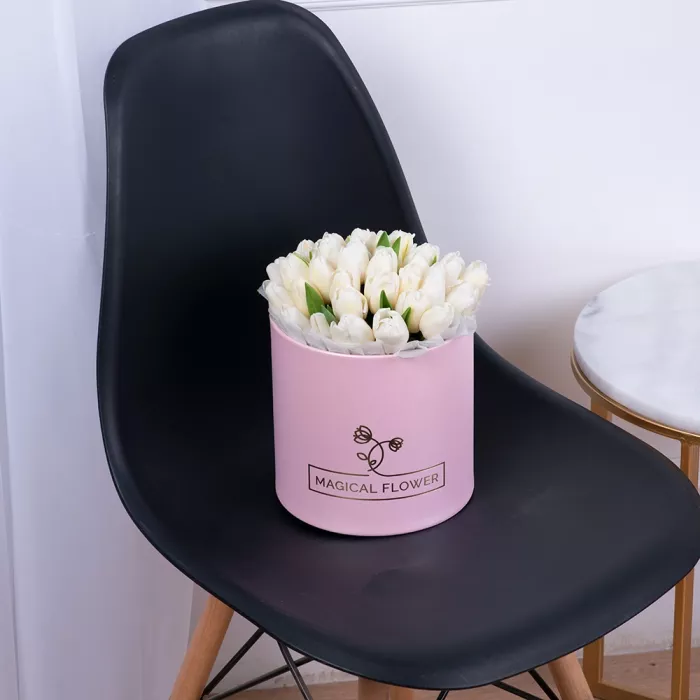 35 белых тюльпан в розовой шляпной коробке