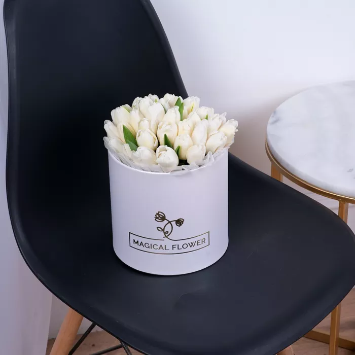35 белых тюльпан в белой шляпной коробке