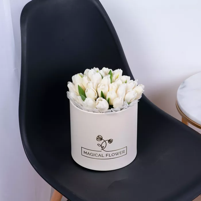 35 белых тюльпан в кремовой шляпной коробке