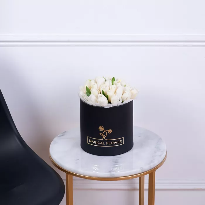 35 белых тюльпан в черной шляпной коробке