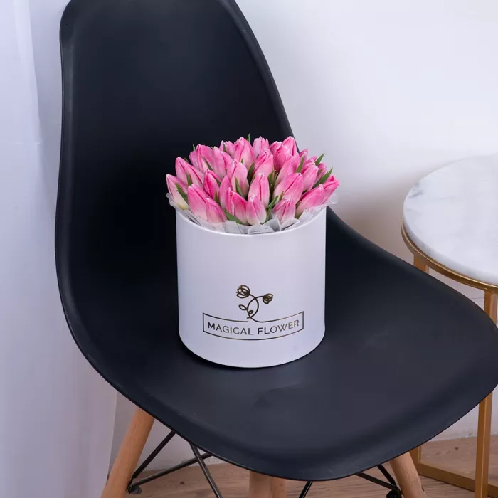 35 розовых тюльпан в белой шляпной коробке