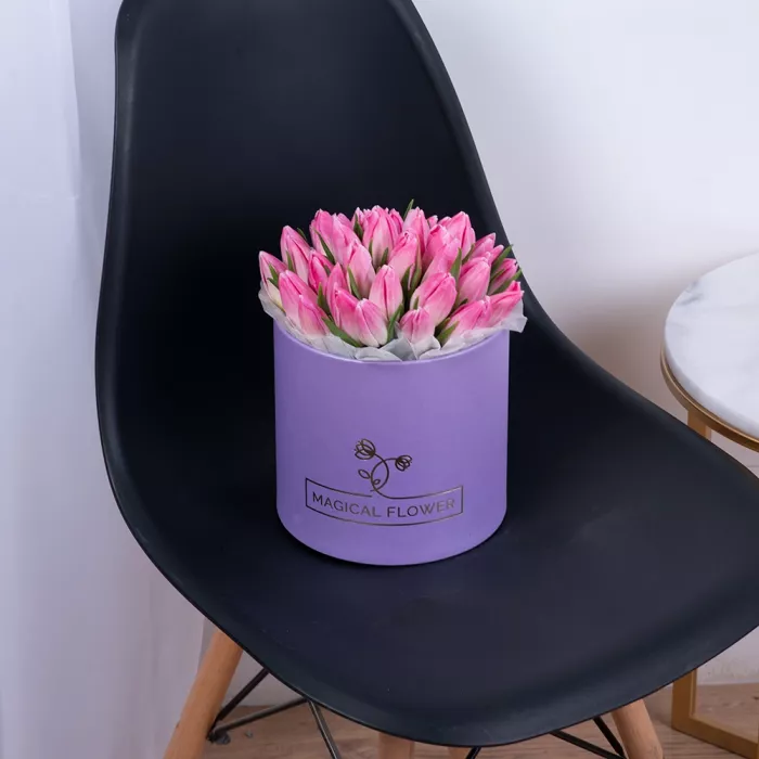 35 розовых тюльпан в фиолетовой шляпной коробке