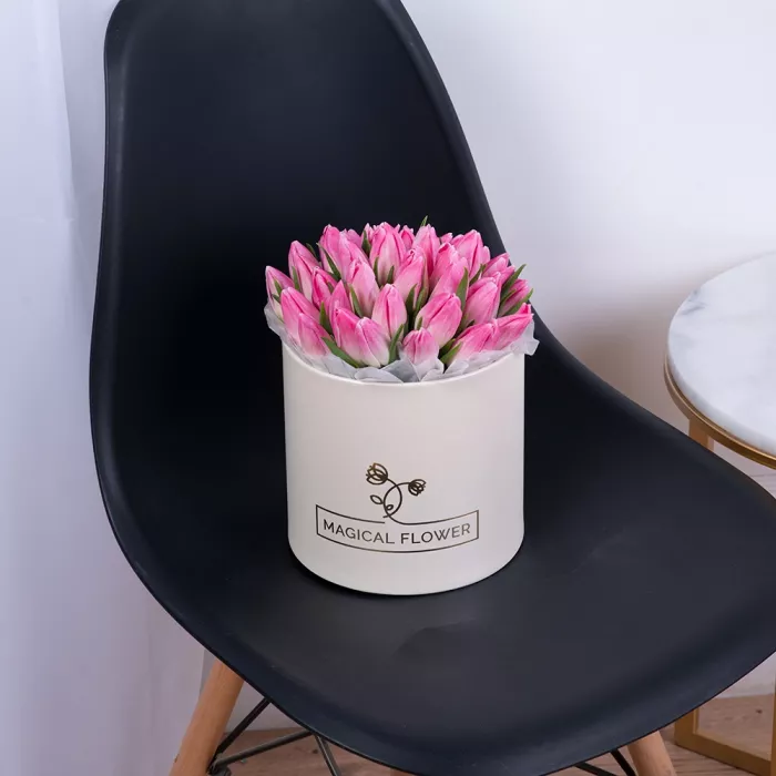 35 розовых тюльпан в кремовой шляпной коробке