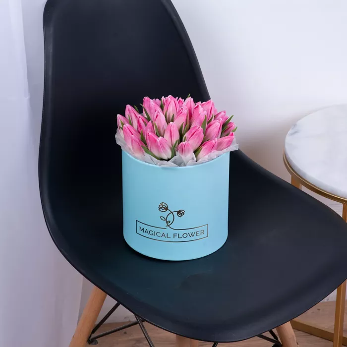 35 розовых тюльпан в голубой шляпной коробке