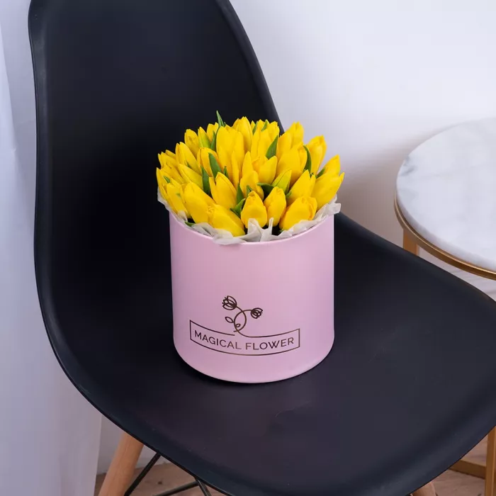 35 желтых тюльпан в розовой шляпной коробке