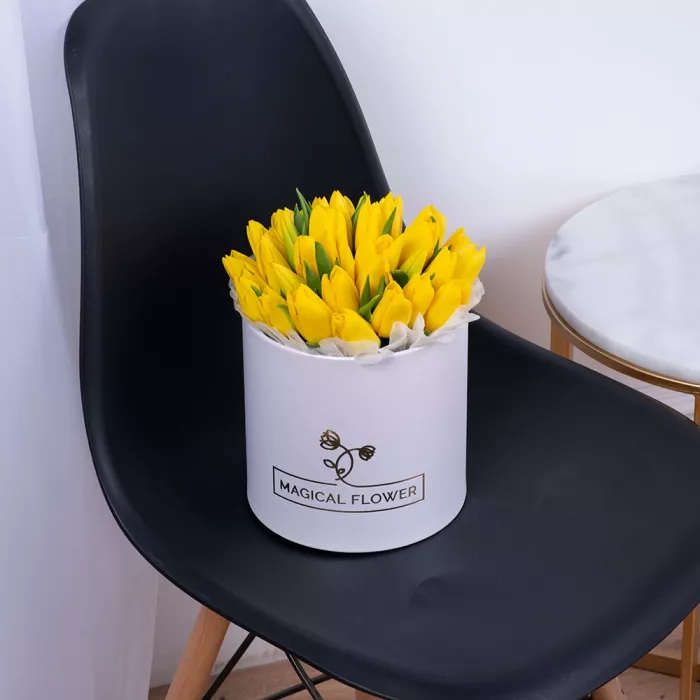 35 желтых тюльпан в белой шляпной коробке