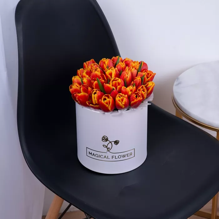 35 огненных тюльпан в белой шляпной коробке