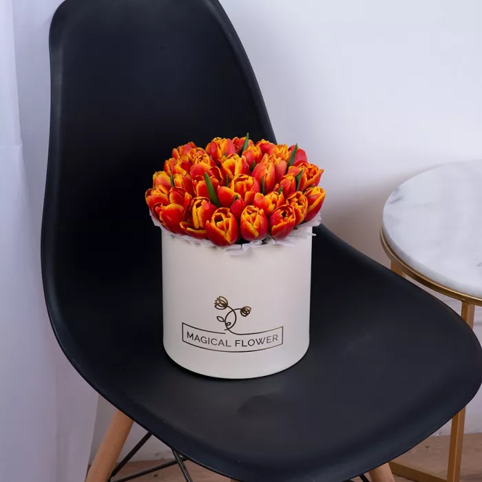 35 огненных тюльпан в кремовой шляпной коробке