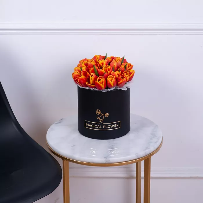 35 огненных тюльпан в черной шляпной коробке