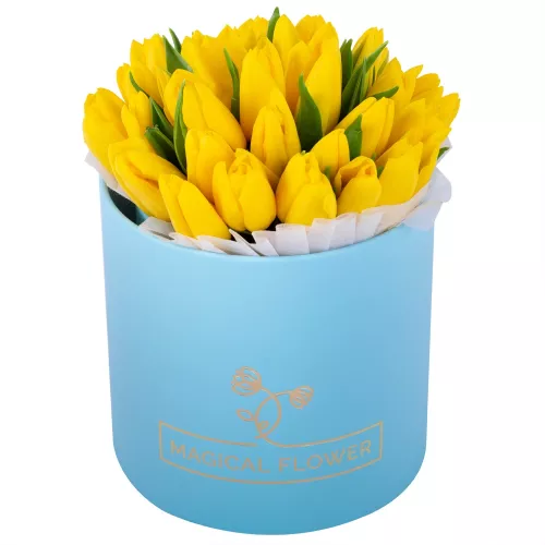 35 желтых тюльпан в голубой шляпной коробке