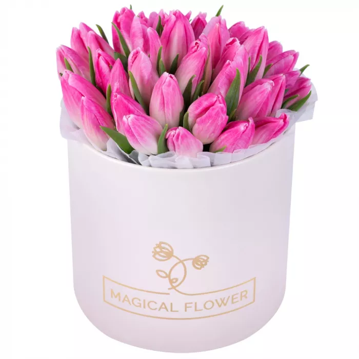 35 розовых тюльпан в кремовой шляпной коробке