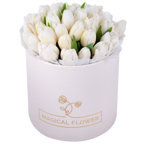 35 белых тюльпан в кремовой шляпной коробке