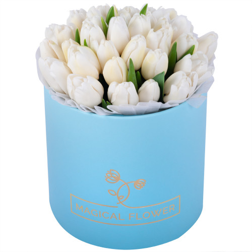35 белых тюльпан в голубой шляпной коробке