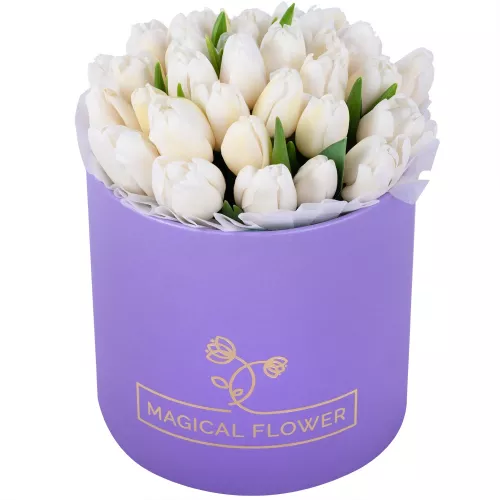 Букет из 35 белых тюльпанов фиолетовой шляпной коробке на 60 лет