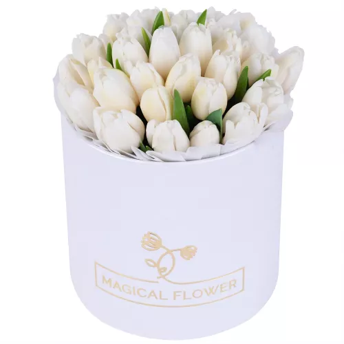 Букет из 35 белых тюльпан в белой шляпной коробке на 60 лет
