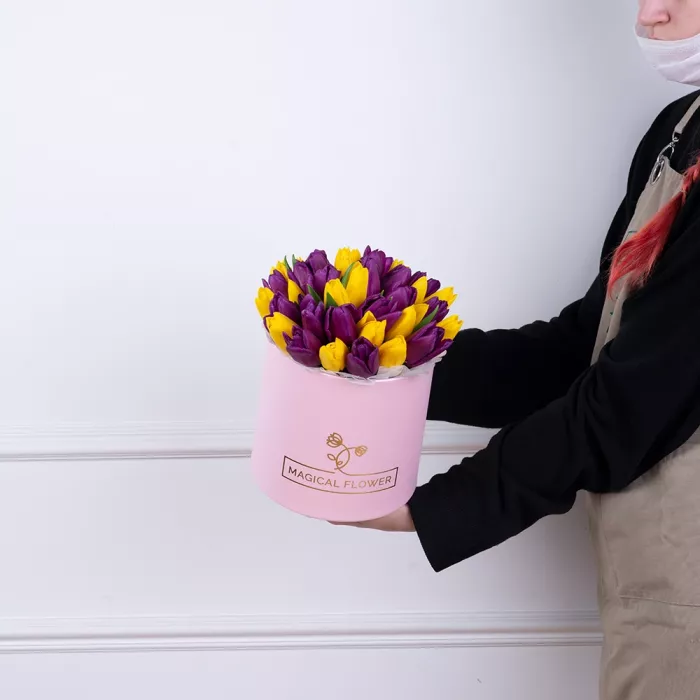 35 разноцветных тюльпан в розовой шляпной коробке