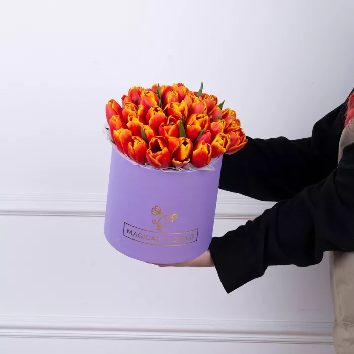 35 огненных тюльпан в фиолетовой шляпной коробке