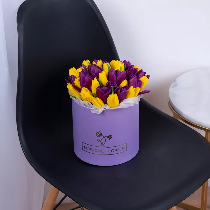 35 разноцветных тюльпан в фиолетовой шляпной коробке
