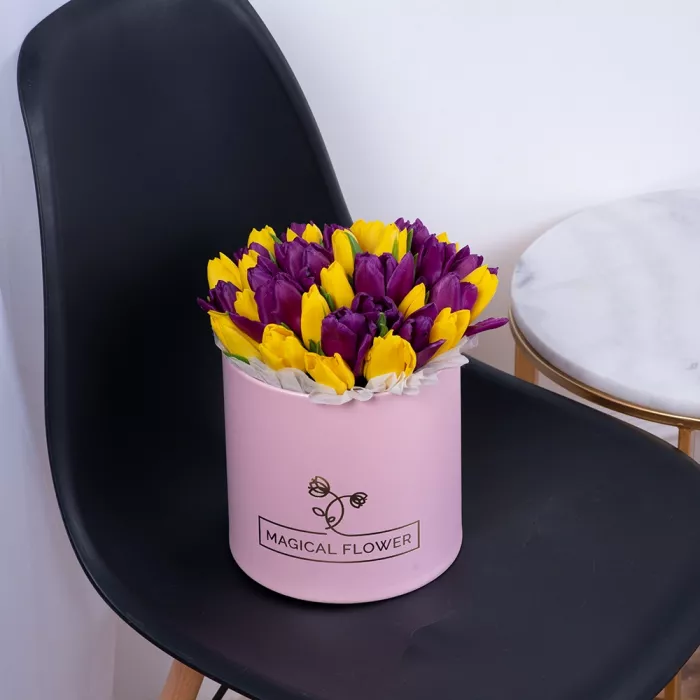 35 разноцветных тюльпан в розовой шляпной коробке