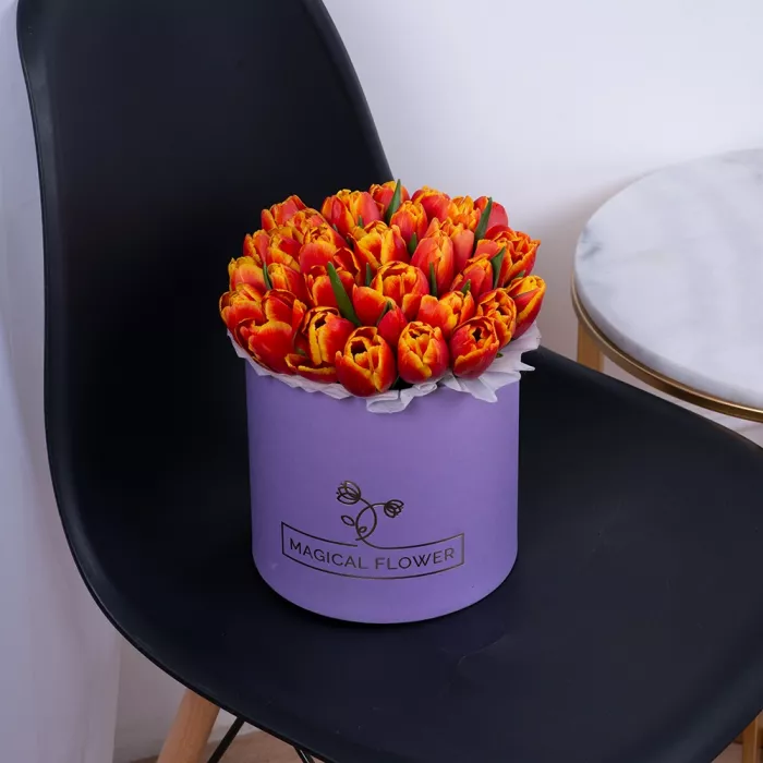 35 огненных тюльпан в фиолетовой шляпной коробке