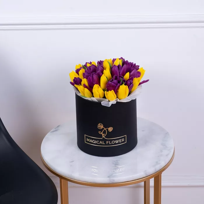 35 разноцветных тюльпан в черной шляпной коробке