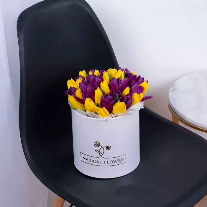 35 разноцветных тюльпан в белой шляпной коробке