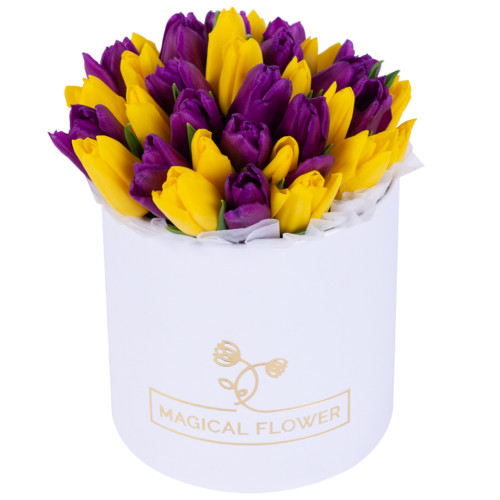 35 разноцветных тюльпан в белой шляпной коробке