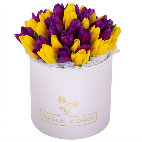 35 разноцветных тюльпан в кремовой шляпной коробке