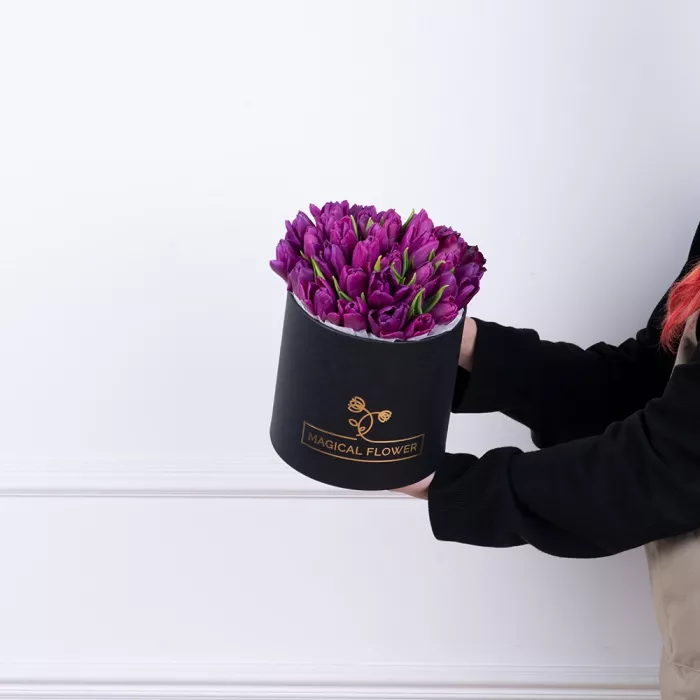 35 фиолетовых тюльпан в черной шляпной коробке