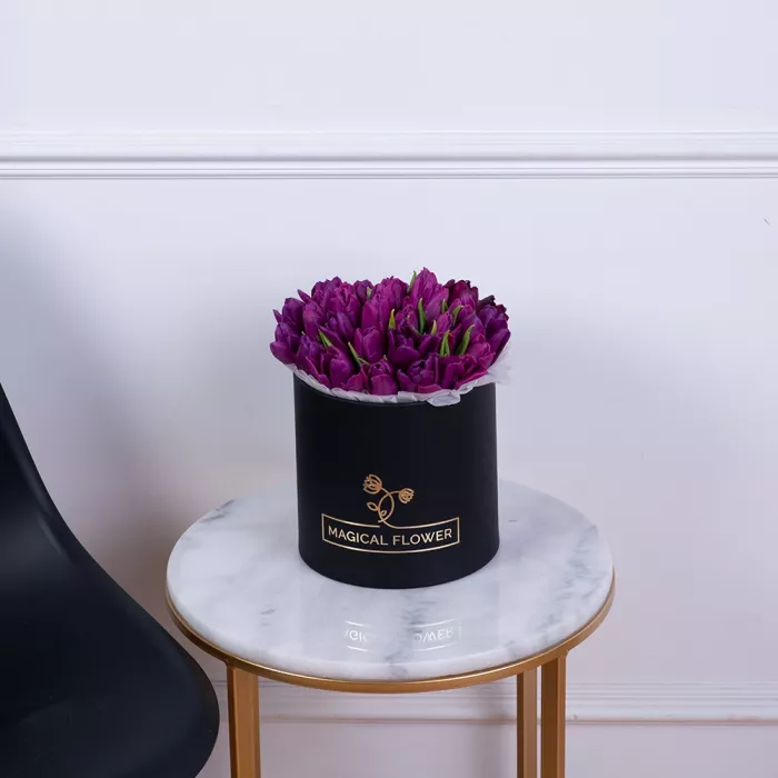 35 фиолетовых тюльпан в черной шляпной коробке
