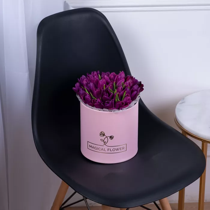 35 фиолетовых тюльпан в розовой шляпной коробке