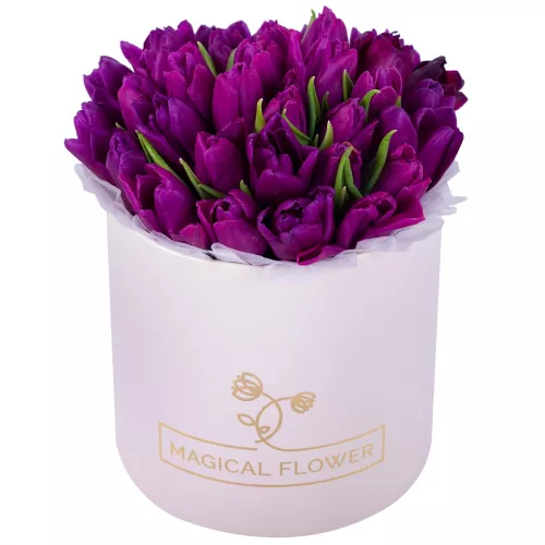 35 фиолетовых тюльпан в кремовой шляпной коробке